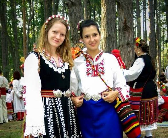 красиви момичета в народни носии на фестивала в Жеравна
